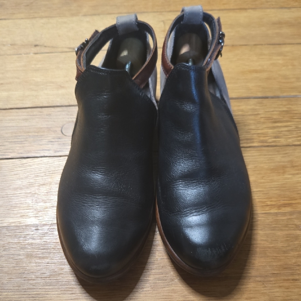 Naot Kamsin Boots Sleek Minimalist Design